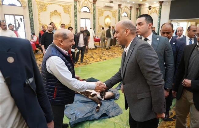 وزير العمل يتفقد اختبارات 2800 عامل من المرشحين لموسم الحج على مهنة "جزار"