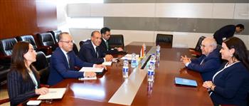 وزير الخارجية يبحث مع المبعوث الشخصي للأمين العام بالأمم المتحدة الأزمة السودانية 