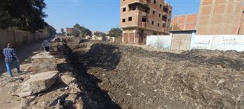 محافظ الجيزة يتابع أعمال تطهير ترعة الحفرية بالبراجيل والإحلال بالتربة الزلطية تمهيداً للرصف 