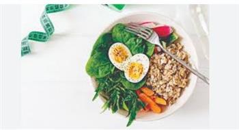 استشاري غذائي يقترح نموذج غذائي مؤقت للشباب