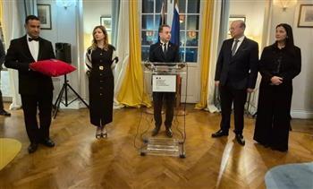 سفير فرنسا بالقاهرة يقلد مروان السماك وسام الإستحقاق الوطني