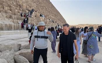 الفنان العالمي براين آدمز وأسرته يزورون منطقة أهرامات الجيزة