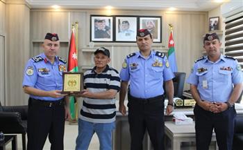 الأمن العام الأردني يكرم مصريًا من أسيوط لأمانته ومنحه رحلة عمرة