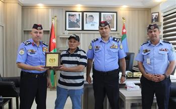 الأمن العام الأردني يكرم مصريًا من أسيوط لأمانته ومنحه رحلة عمرة