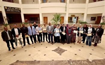 سكرتير عام محافظة البحر الأحمر يكرم العاملين بمنظومة الشكاوى الحكومية
