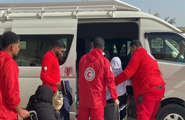 الهلال الأحمر المصري يواصل جهوده الإنسانية على معبر رفح باستقبال الدفعة العاشرة من الأشقاء الفلسطينيين