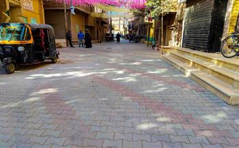 تركيب بلاط «إنترلوك» لرفع كفاءة الشوارع بمركز طهطا في سوهاج 