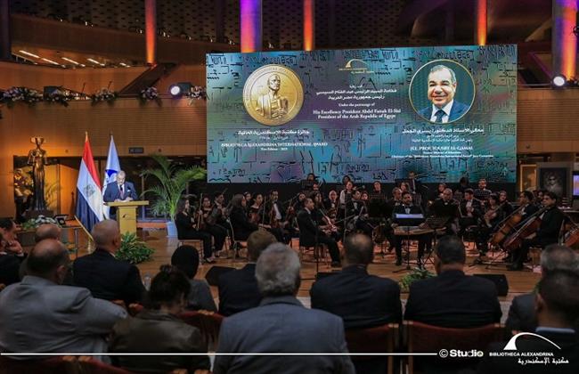 وزير التعليم العالي ومدير مكتبة الإسكندرية يسلمان «جائزة مكتبة الإسكندرية العالمية» للفائزين في احتفالية كبرى