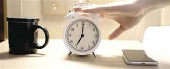 سمات تميز النساء اللاتي تضغطن على زر الغفوة أكثر من مرة