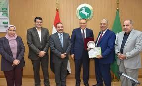  محافظ الشرقية يُكرّم السكرتير العام المساعد للمحافظة لتعيينه نائباً لمحافظ الوادي الجديد