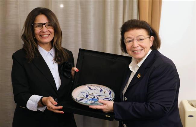 وزيرة الثقافة تبحث مع نظيرتها اليونانية تعزيز التعاون الثقافي المشترك بين مصر واليونان