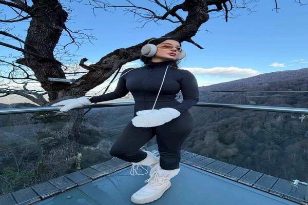 نورهان منصور تتألق بإطلالة شتوية جريئة وسط الطبيعة  