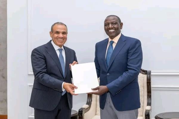 وزير الخارجية يسلم رسالة خطية من رئيس الجمهورية للرئيس الكيني