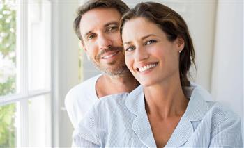 علامات تكشف جدية الرجل والتزامة دون كلام مباشر