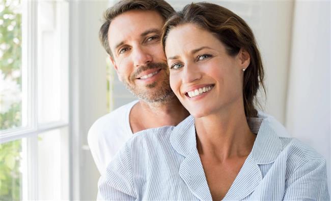 علامات تكشف جدية الرجل والتزامة دون كلام مباشر