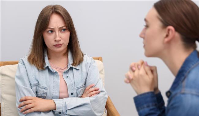 أشخاص يستنزفون طاقتك دون قصد.. سلوكيات بسيطة تجعلكِ مرهقة بعد كل لقاء