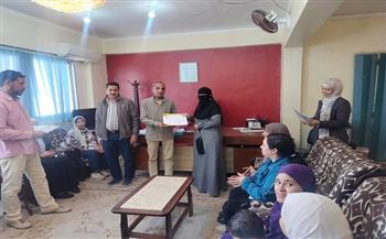 مديرية عمل البحر الأحمر تسلم شهادات التخرج لـ20 سيدة من خريجات دورات الخياطة