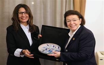 وزيرة الثقافة تبحث مع نظيرتها اليونانية تعزيز التعاون الثقافي