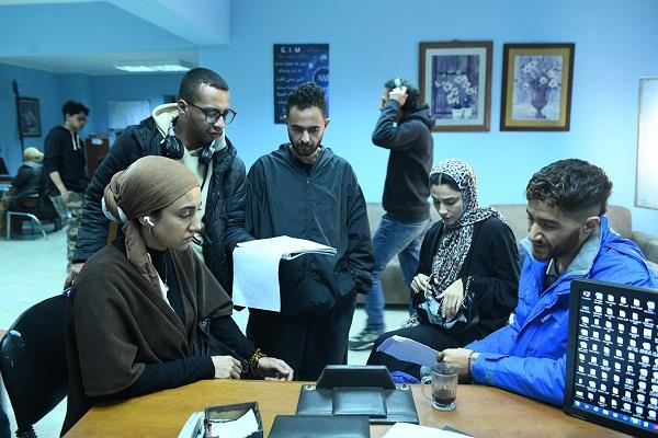 من الكواليس.. فاطمة عادل شقيقة هدى المفتي خلال أحداث «سوا سوا»   