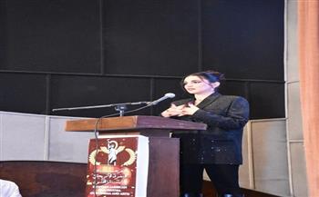 درة تلقي كلمة خلال تسلّمها لجائزة أفضل فيلم روائي عن «وين صرنا»