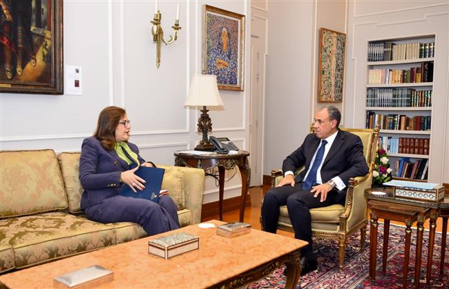 وزير الخارجية يلتقي مستشارة رئيس الجمهورية للشئون الاقتصادية ومستشار الجامعة الأمريكية بالقاهرة