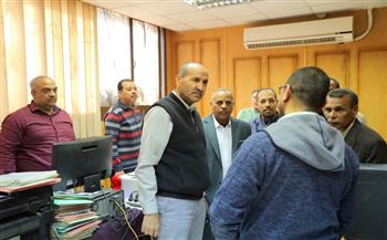 سكرتير عام قنا يتفقد "وحدة استرداد الأراضي" ويوجه بتسريع إجراءات التقنين