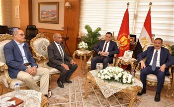 محافظ بورسعيد يصل الديوان العام ويؤكد: مكتبي مفتوح للجميع وهدفي خدمة المحافظة وأبنائها