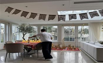 محمد صلاح يحتفل بالشهر المبارك وهو "يعلق الزينة": "رمضان كريم"