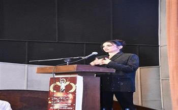 درة تلقي كلمة خلال تسلّمها لجائزة أفضل فيلم روائي عن «وين صرنا»