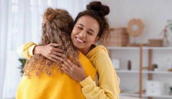 كيف تدعمين قريب يمر بصدمة حياتية؟.. إليكِ أهم النصائح