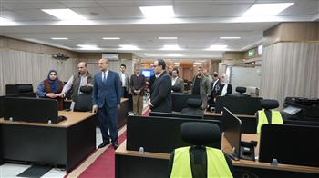 محافظ أسيوط يتفقد مركز سيطرة الشبكة الوطنية للطوارئ 