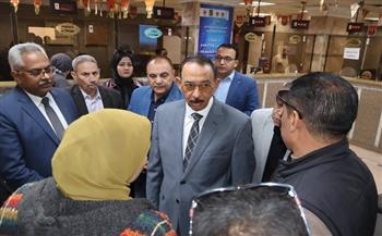 في أولى ساعات وصوله.. جولة ميدانية لمحافظ سوهاج لمتابعة الوضع العام بالشارع