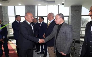 عقب توليه مهام عمله.. محافظ السويس يعقد اجتماعًا مع رؤساء الأحياء والقيادات التنفيذية