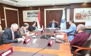 محافظ البحر الأحمر يتابع موقف مشروعات موانئ الصيد ومحطة تحلية حلايب ويوجه بتسريع التنفيذ