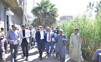 محافظ الأقصر يتفقد نجع السمان استجابةً لدعوة الأهالي ويوجه بحل مشكلات الطرق والكهرباء