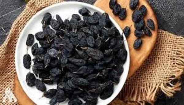 لماذا ينصح بالزبيب الأسود المنقوع في رمضان؟.. فوائد صحية لا غني عنها  