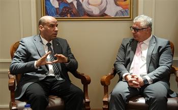 رئيس اقتصادية قناة السويس يبحث مع وزير العمل التعاون والتكامل بين الجانبين   