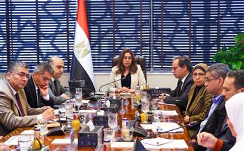 وزيرة التنمية المحلية والبيئة تناقش الخطة الاستثمارية لجهازي شئون البيئة وتنظيم إدارة المخلفات 