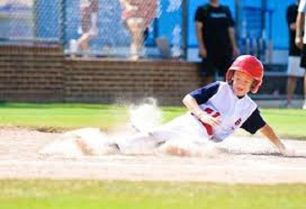 للحفاظ على سلامة طفلك داخل الملاعب.. اتبعي تلك النصائح