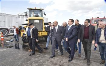 محافظ بورسعيد يتفقد موقع حادث تصادم سيارتين نقل على طريق 30 يونيو بالجنوب