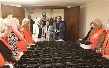 محافظ الوادي الجديد تتفقد «مطبخ المصرية» وتوجه بزيادة الوجبات إلى 500 وجبة يوميًا