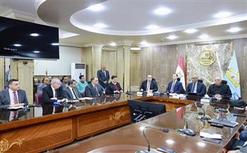  محافظ كفرالشيخ يعقد اجتماعًا موسعًا مع وكلاء الوزارات ورؤساء المصالح الخدمية لمتابعة منظومة العمل