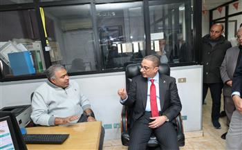 محافظ الجيزة يتفقد مركز معلومات شبكات المرافق للتعرف على خطط العمل