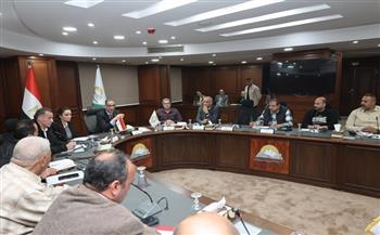 محافظ الجيزة يعقد اجتماعًا موسعًا لتطوير منظومة النظافة ويضع الملف على رأس أولويات العمل