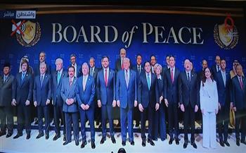 بحضور رئيس الوزراء نيابة عن الرئيس السيسي .. صورة جماعية للقادة المشاركين في الاجتماع الأول لمجلس السلام   