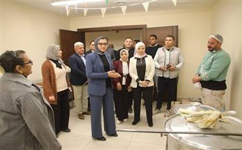 محافظ الوادي الجديد تتفقد "مطبخ المصرية" وتوجه بزيادة الوجبات إلى 500 وجبة يوميًا
