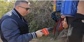 عمرو الليثي يهدي عاملات في مزرعة جوائز مالية بمحافظة البحيرة