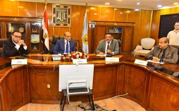 خطة عمل للمرحلة المقبلة .. محافظ أسيوط يعقد اجتماعا ويستعرض ملفات التقنين والتصالح وتسريع الخطة الاستثمارية