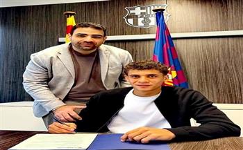 لحظة توقيع حمزة عبدالكريم لـ برشلونة .. صورة