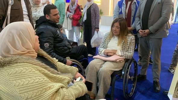 إيمان كريم تشيد بجهود فريق العمل ومترجمي الإشارة بجناح القومي للإعاقة بمعرض الكتاب